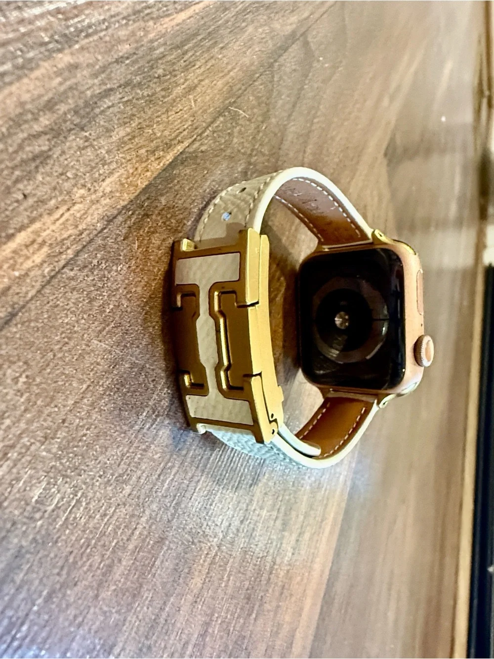 Apple Watch Series 5 GPS 40mm Gold Aluminum + Cream Leather Band + Charger